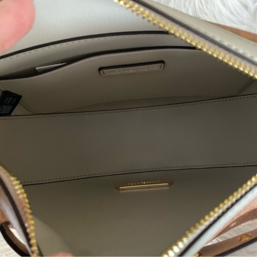 New Michael Kors Emilia Medium Logo Shoulder Bag - Picture 13 of 17